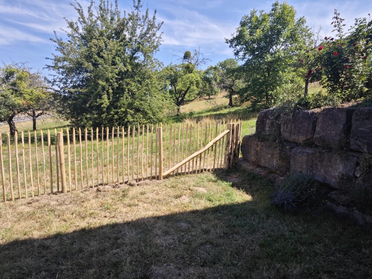 Fr. Staketenzaun Kastanien 120 cm hoch, Abstand 6 cm, 10m Rolle, Kastanien Pfost 200 cm lang, Ø 7-9 cm - mit Spitze, Kastanien Pfost 200 cm lang, Ø 10-12 cm - mit Spitze