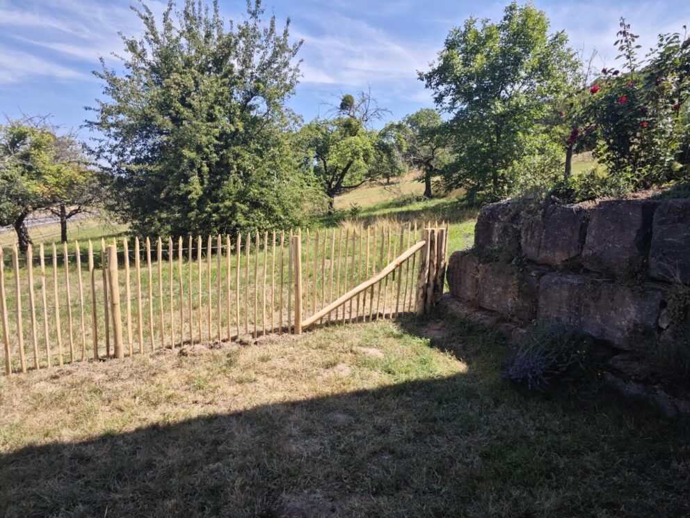 Fr. Staketenzaun Kastanien 120 cm hoch, Abstand 6 cm, 10m Rolle, Kastanien Pfost 200 cm lang, Ø 7-9 cm - mit Spitze, Kastanien Pfost 200 cm lang, Ø 10-12 cm - mit Spitze