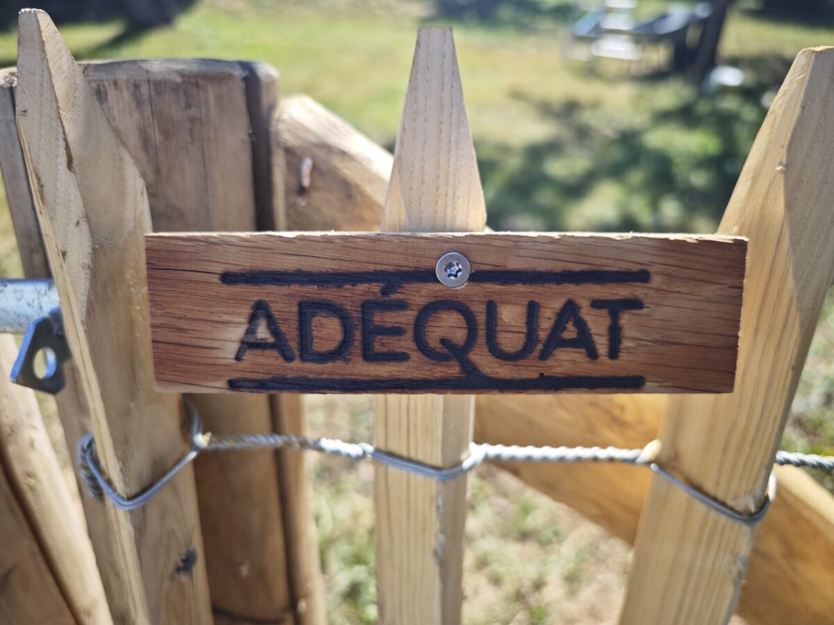 Adéquat logoschild