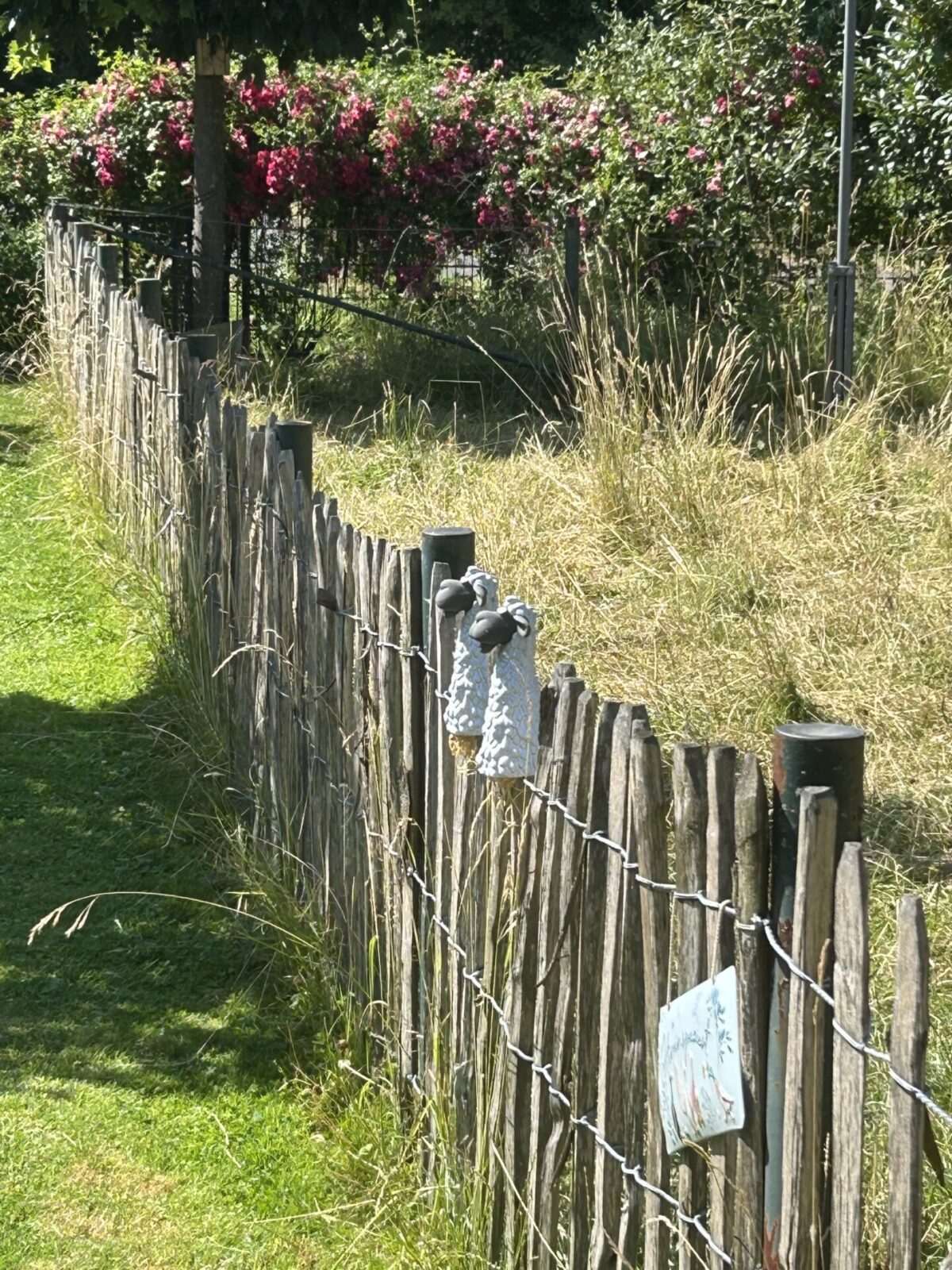 Fr. Staketenzaun Kastanien 120 cm hoch, Abstand 8 cm, 10m Rolle und Zaunhocker Aktion, Schafweide