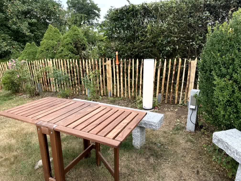 Frans schapenhek kastanje 100 hoog, latafstand 6 cm, 10m rol, Frans schapenhek kastanje 100 hoog, latafstand 6 cm, 10m rol, Kastanjepaal 7-9, 120 cm lang voor bodemhuls, Kastanje balk gezaagd - 8x8x250 cm und zaunhocker