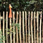 Frans schapenhek kastanje 100 hoog, latafstand 6 cm, 10m rol, Frans schapenhek kastanje 100 hoog, latafstand 6 cm, 10m rol, Kastanjepaal 7-9, 120 cm lang voor bodemhuls, Kastanje balk gezaagd - 8x8x250 cm und zaunhocker