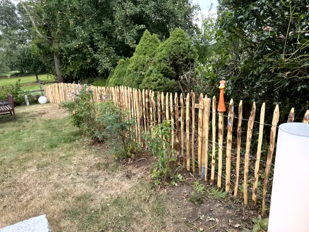 Frans schapenhek kastanje 100 hoog, latafstand 6 cm, 10m rol, Frans schapenhek kastanje 100 hoog, latafstand 6 cm, 10m rol, Kastanjepaal 7-9, 120 cm lang voor bodemhuls, Kastanje balk gezaagd - 8x8x250 cm und zaunhocker