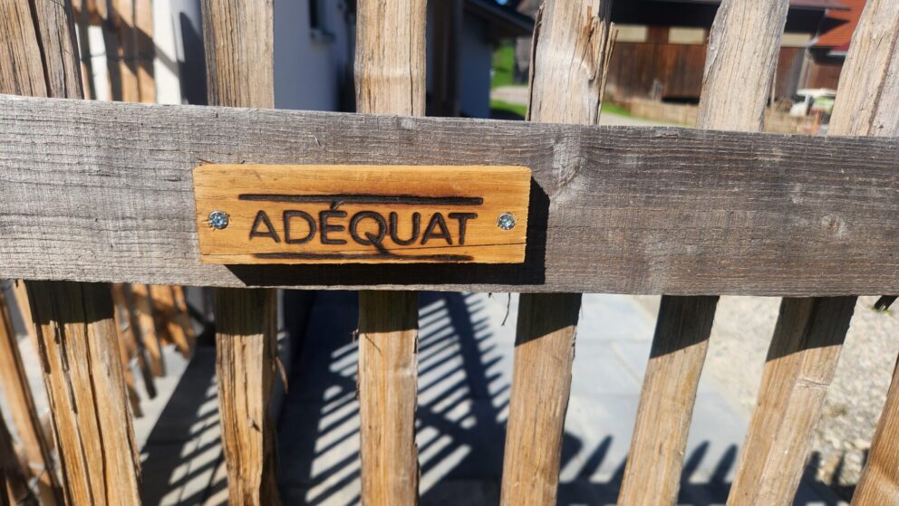 Fr. Staketenzaun Kastanien 100 cm hoch, Abstand 6 cm, 10m Rolle, Adéquat-Logo-Schild