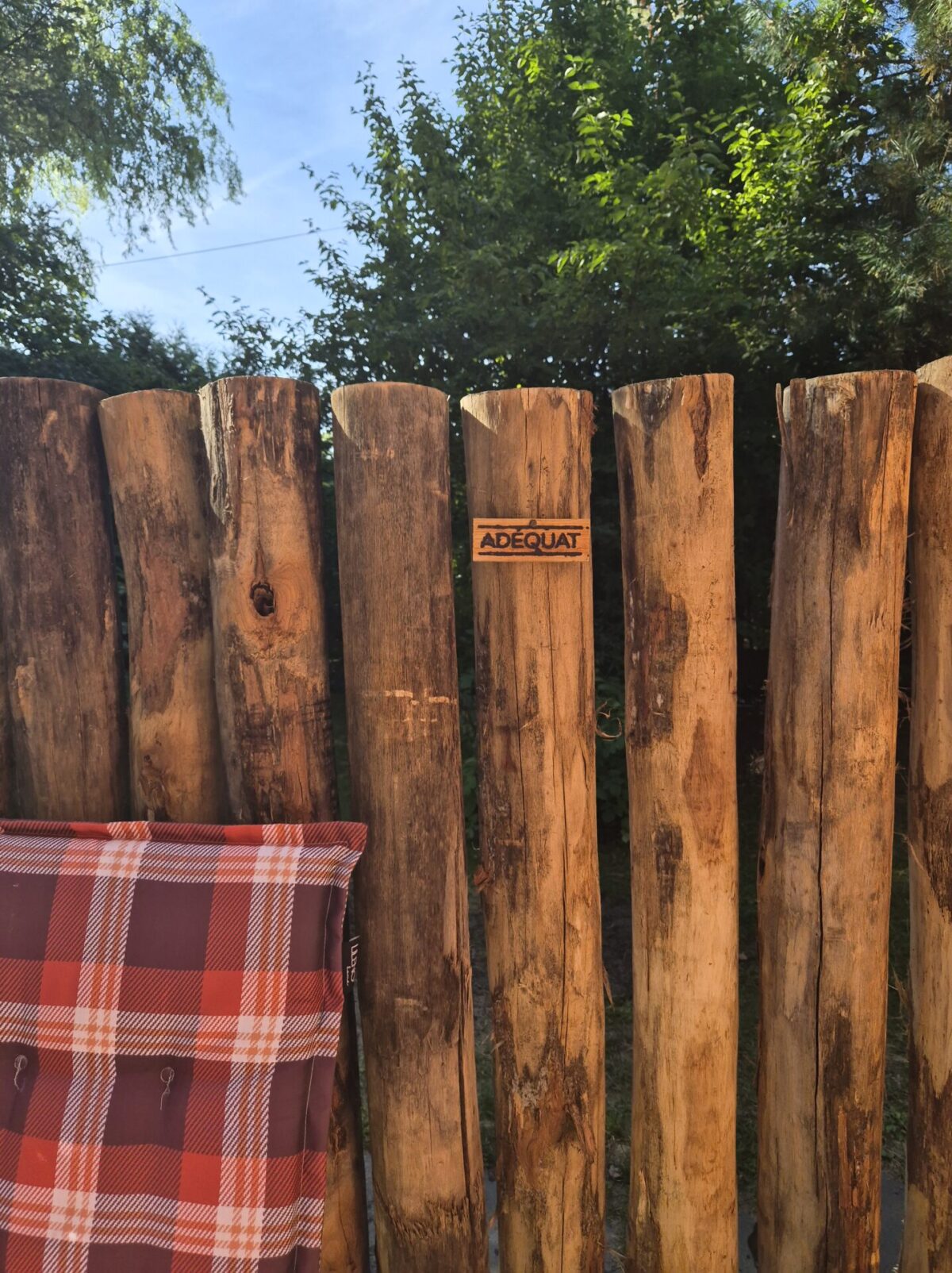 Robinien Pfost 250 cm lang, Ø 12-14 cm geschält mit Spitze, Robinien Pfost 200 cm lang, Ø 12-14 cm geschält mit Spitze und Robinienbretter gesägt 2,5 x 12 x 250 cm