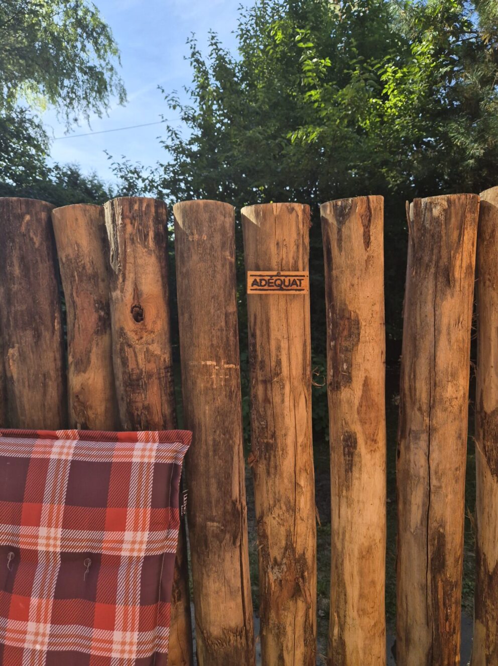 Robinien Pfost 250 cm lang, Ø 12-14 cm geschält mit Spitze, Robinien Pfost 200 cm lang, Ø 12-14 cm geschält mit Spitze und Robinienbretter gesägt 2,5 x 12 x 250 cm