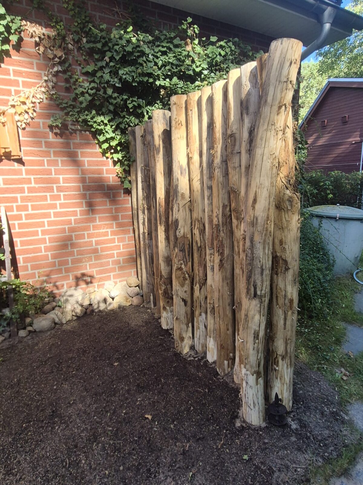 Robinien Pfost 250 cm lang, Ø 12-14 cm geschält mit Spitze, Robinien Pfost 200 cm lang, Ø 12-14 cm geschält mit Spitze und Robinienbretter gesägt 2,5 x 12 x 250 cm