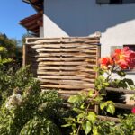 Sichtschutz Flechtzaun – Lamellenzaun Kastanie 180Hx180B, Vierkantpfosten Kastanie mit abgerundeten Kanten ø 10 cm, 220 cm Länge mit Spitze, Tarnung