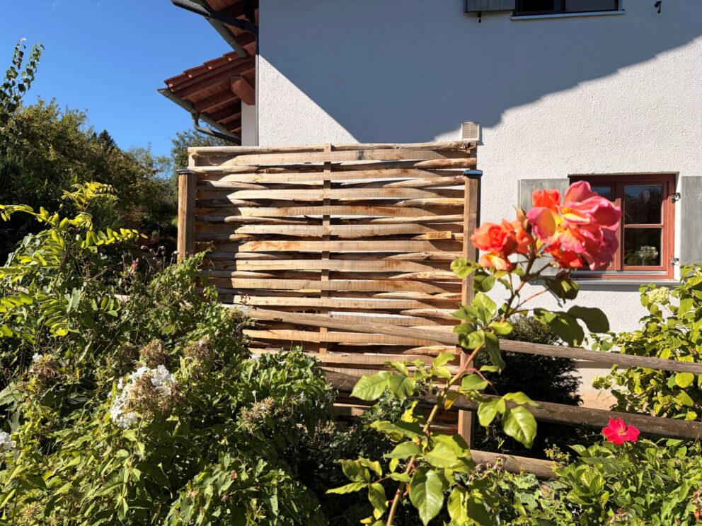 Sichtschutz Flechtzaun – Lamellenzaun Kastanie 180Hx180B, Vierkantpfosten Kastanie mit abgerundeten Kanten ø 10 cm, 220 cm Länge mit Spitze, Tarnung
