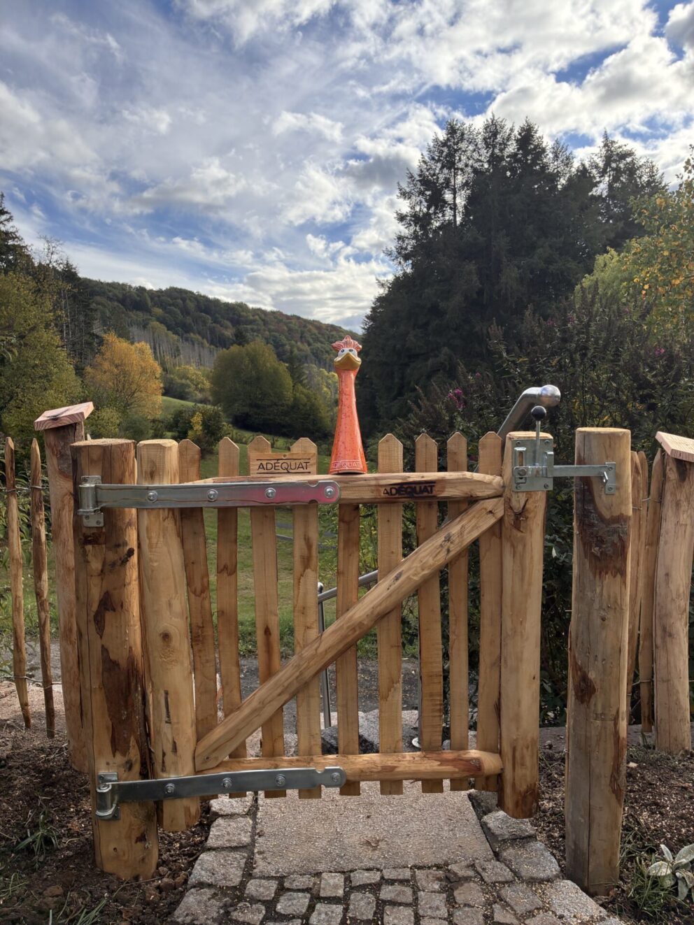 Schöner Staketenzaun in den Bergen