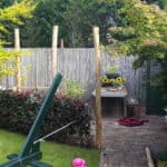 Lors de la mise en place des poteaux, tenez également compte des autres éléments du jardin.
