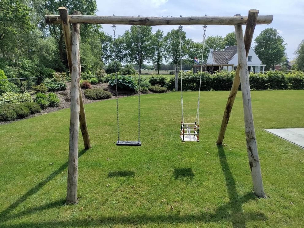 Magnifique balançoire double en poteaux de bois de châtaignier ronds de 13-16 cm de diamètre, 350 cm de long et 10-12 cm de diamètre, 200 cm de long