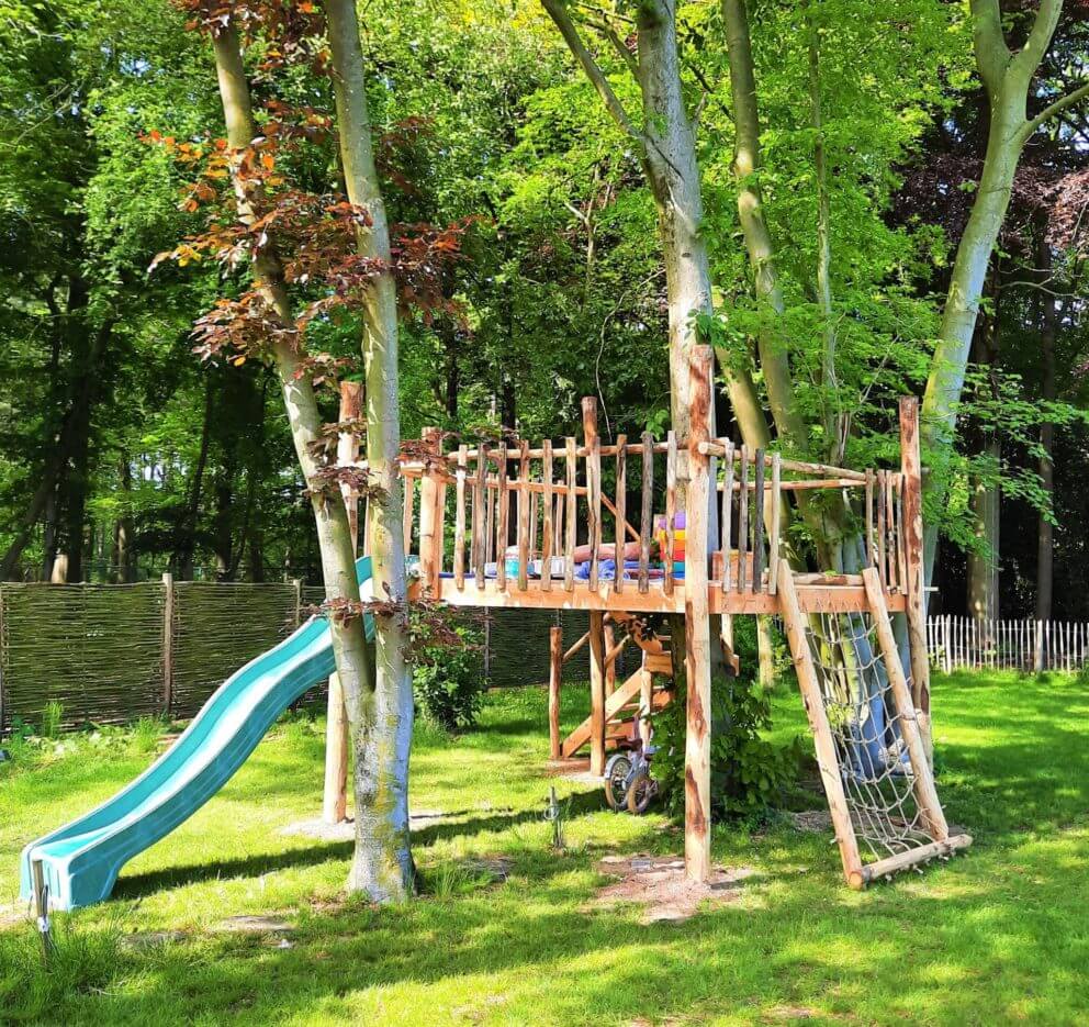 aire de jeux avec toboggan en bois de châtaignier de différentes tailles et de différents diamètres, terminé par des lattes à grille semi-circulaire - Adéquat