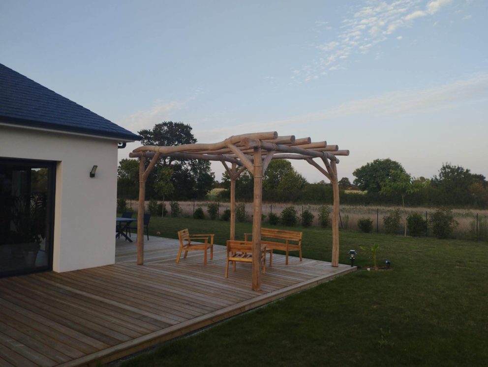 Pergola poteaux robinier écorcés et poncés