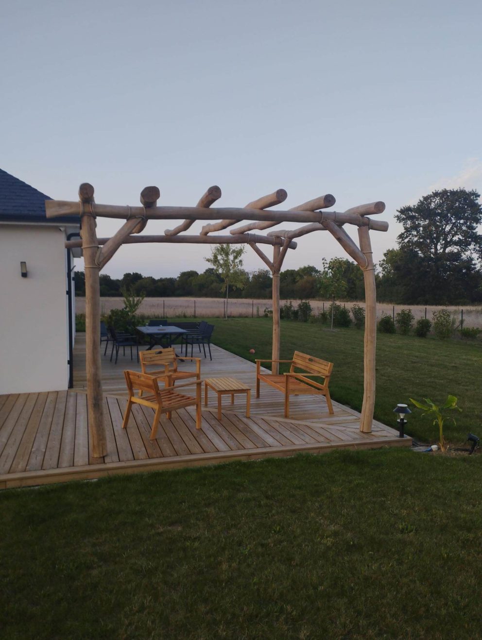 Pergola poteaux robinier écorcés et poncés