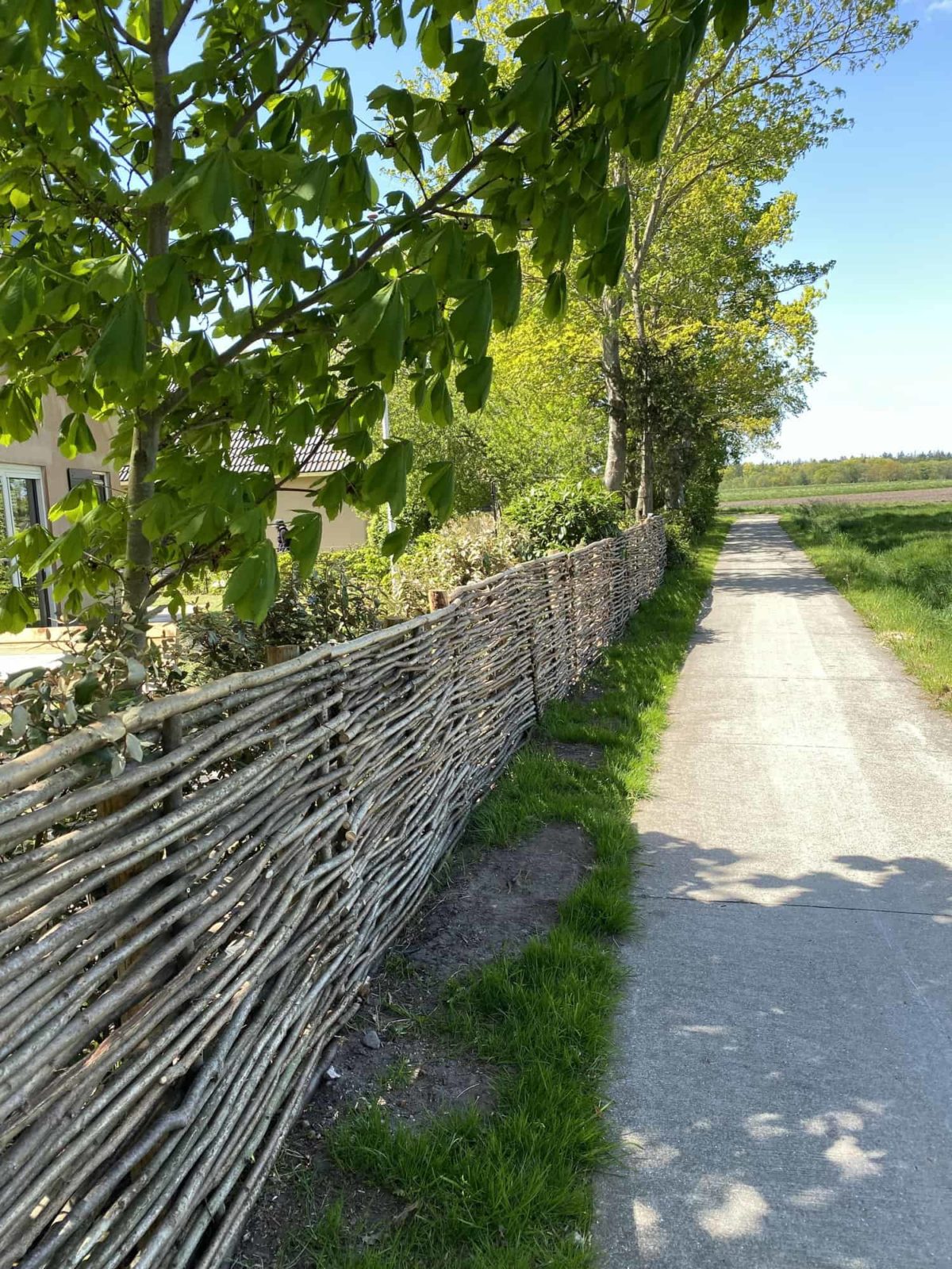 Projet client avec notre brise-vue tressé horizontalement en bois de noisetier Somme 3. Paravanet, écran jardin, cloture naturelle au dimension 180 x 115 cm.