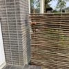 Example jardin avec notre brise-vue noisetier Somme 2 - 150 x 150 cm. Ecran de jardin, paravent tressé horizontalement