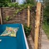Example petit coind de jardin avec notre brise-vue en noisetier tressé horizontalement. Paravent, écran de jardin, cloture naturelle au dimension 150 x 150 cm
