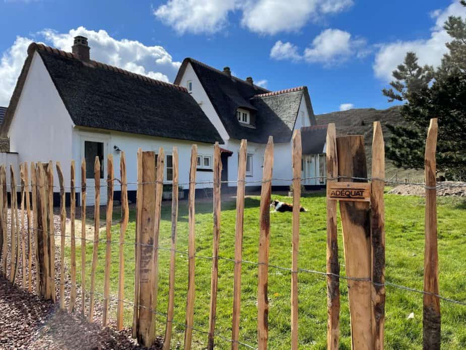 Clôture ganivielle française en bois de châtaignier de 100 cm de hauteur et avec un espacement de 10 cm. entre les lattes.