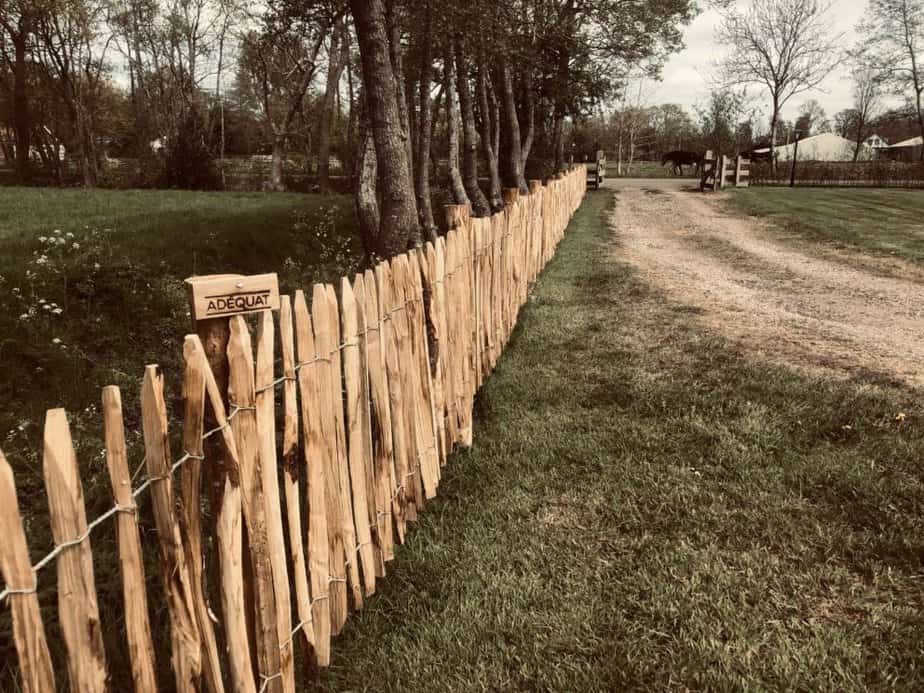 Clôture ganivielle française en bois de châtaignier de 80 cm de hauteur et avec un espacement de 4 cm. entre les lattes.