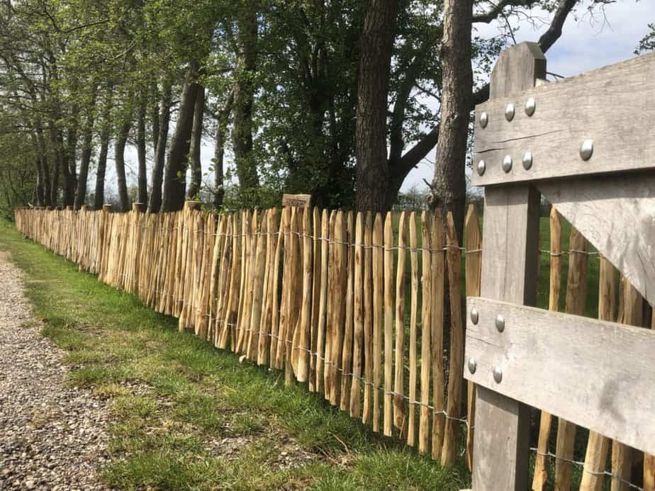 Clôture ganivielle française en bois de châtaignier de 80 cm de hauteur et avec un espacement de 4 cm. entre les lattes.