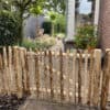 Clôture ganivielle française en bois de châtaignier de 80 cm de hauteur et avec un espacement de 4 cm. entre les lattes.