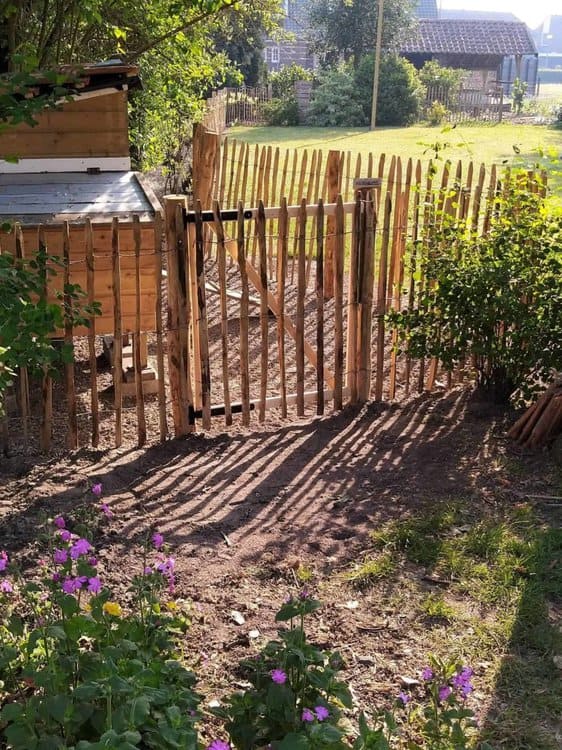 Fabrication d'un poulailler à partir d'une clôture ganivelle de 100 cm de haut avec un espacement des lattes de 6 cm