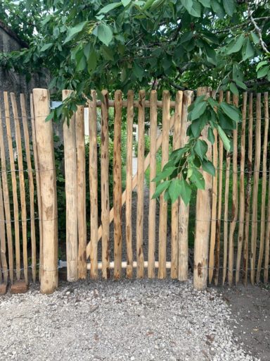 Portail français en rondins de 150X100 cm avec de la ganivelle 150 écart 2 cm sur piquet 8/10 en robinier de 250 cm