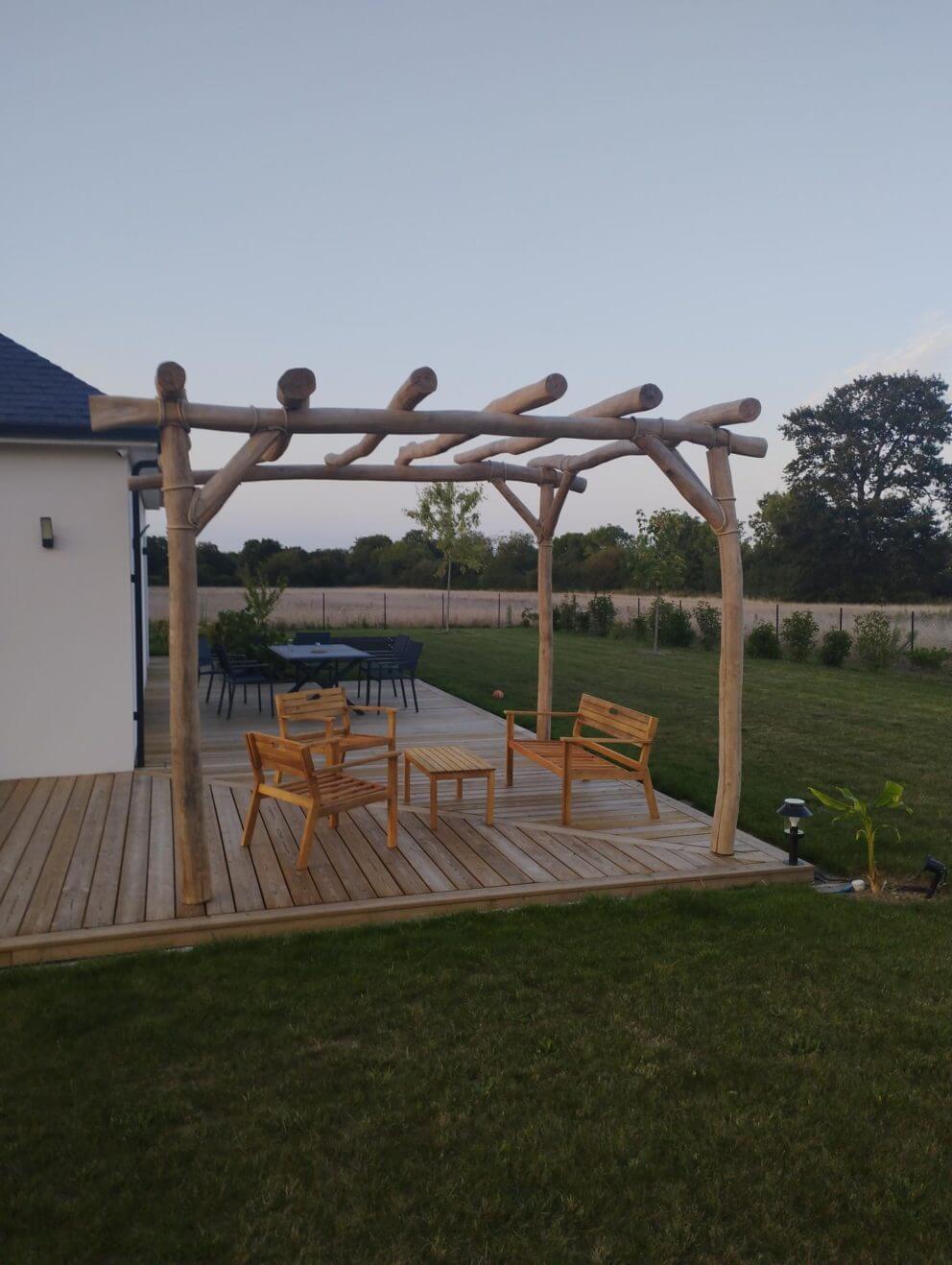 Pergola poteaux robinier écorcés et poncés