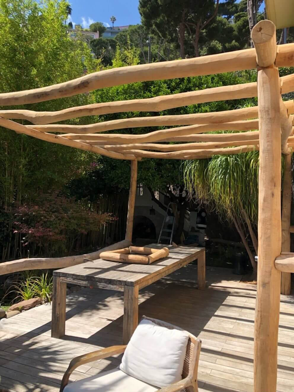 Pergola attrayante avec poteaux de robinier