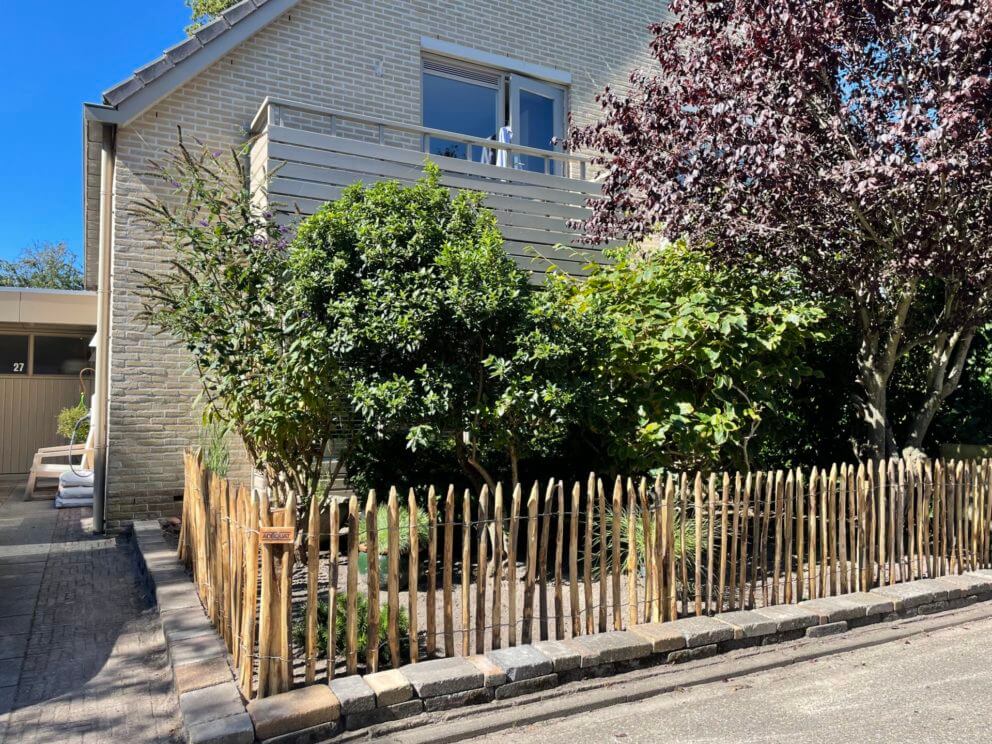 Clôture ganivielle française en bois de châtaignier de 80 cm de hauteur et avec un espacement de 4 cm. entre les lattes.