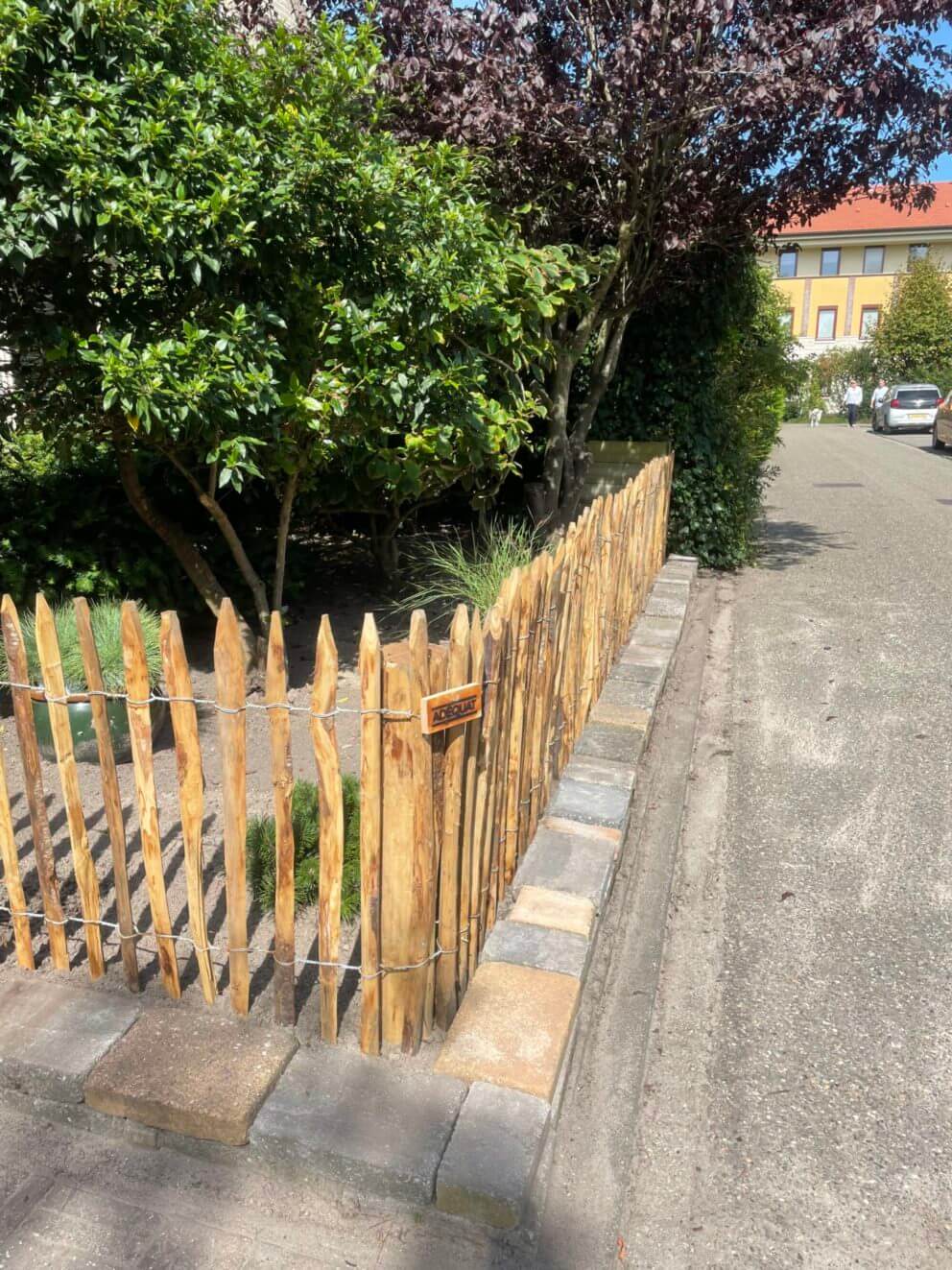 Clôture ganivielle française en bois de châtaignier de 80 cm de hauteur et avec un espacement de 4 cm. entre les lattes.