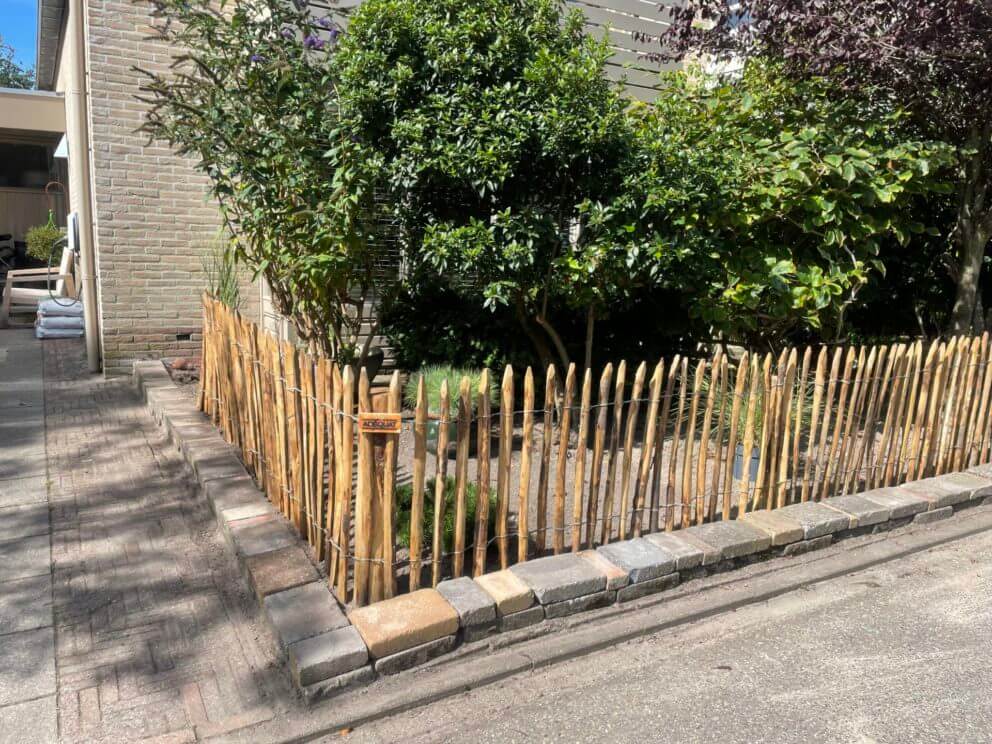 Clôture ganivielle française en bois de châtaignier de 80 cm de hauteur et avec un espacement de 4 cm. entre les lattes.