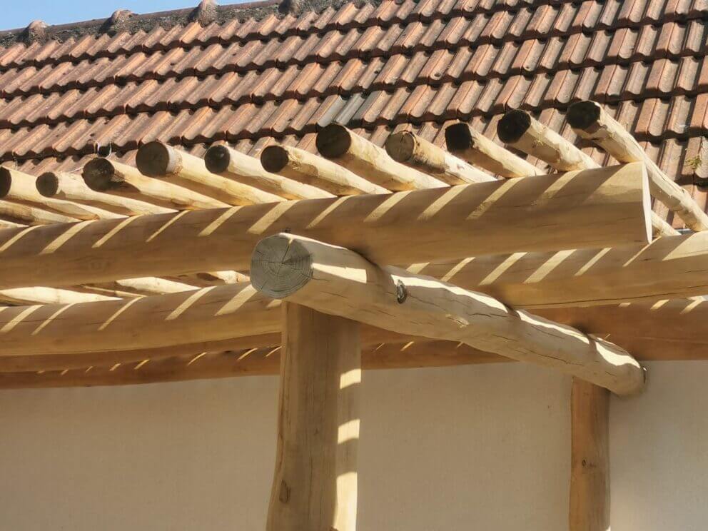 pergolas en robinier poncer avec toit en rondin de châtaignier diam 4/6