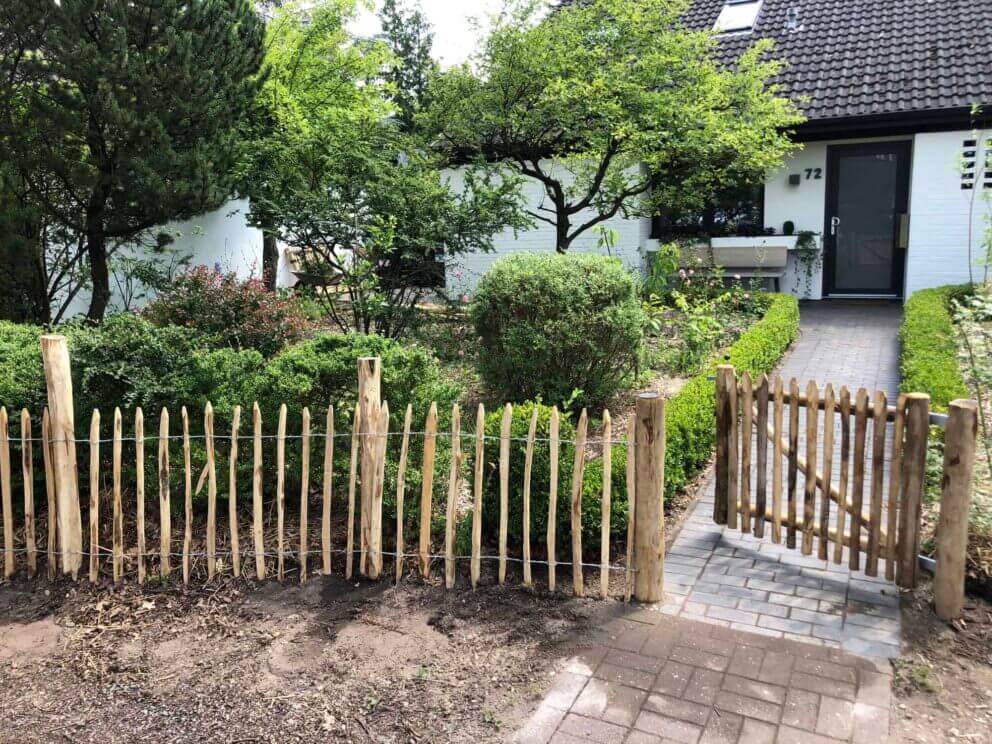 Clôture ganivielle française en bois de châtaignier de 80 cm de hauteur et avec un espacement de 6 cm. entre les lattes.