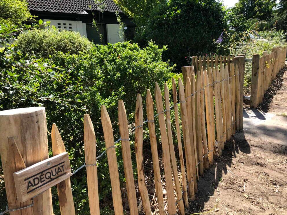 Clôture ganivielle française en bois de châtaignier de 80 cm de hauteur et avec un espacement de 6 cm. entre les lattes.