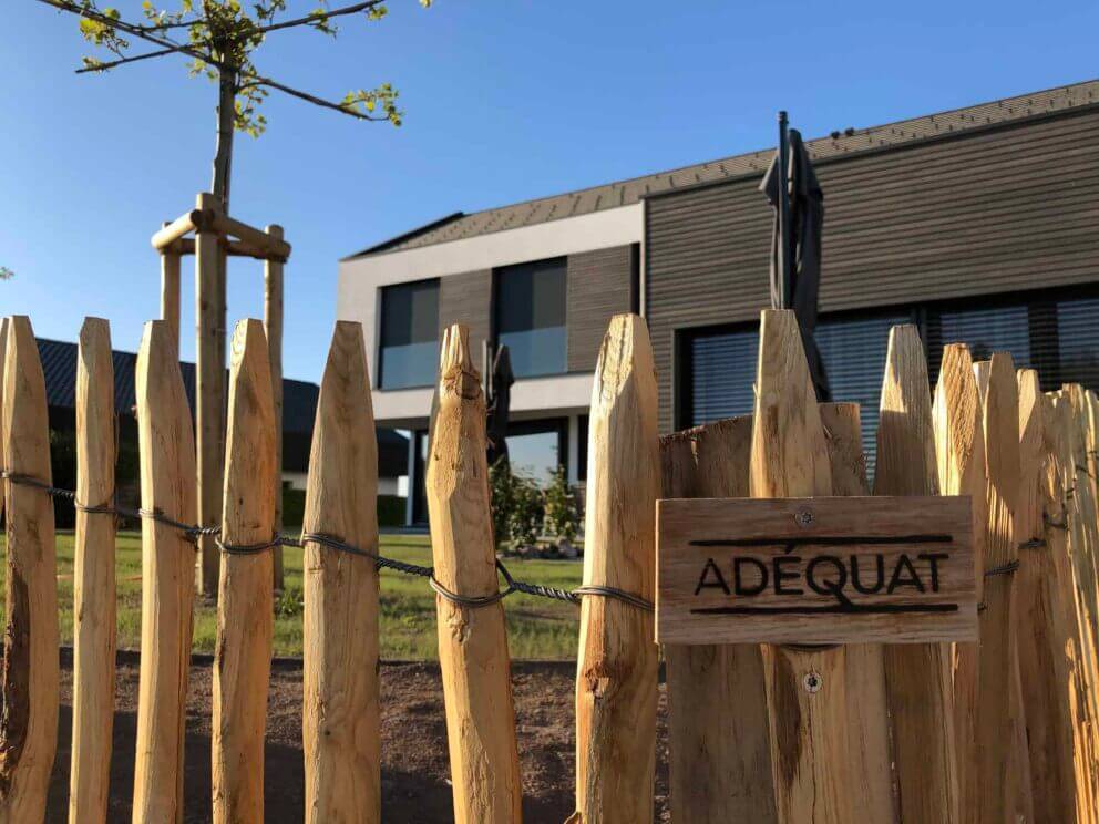 Clôture ganivielle française en bois de châtaignier de 80 cm de hauteur et avec un espacement de 4 cm. entre les lattes.