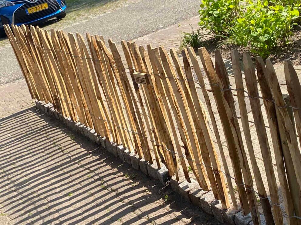 Clôture ganivielle française en bois de châtaignier de 80 cm de hauteur et avec un espacement de 4 cm. entre les lattes.