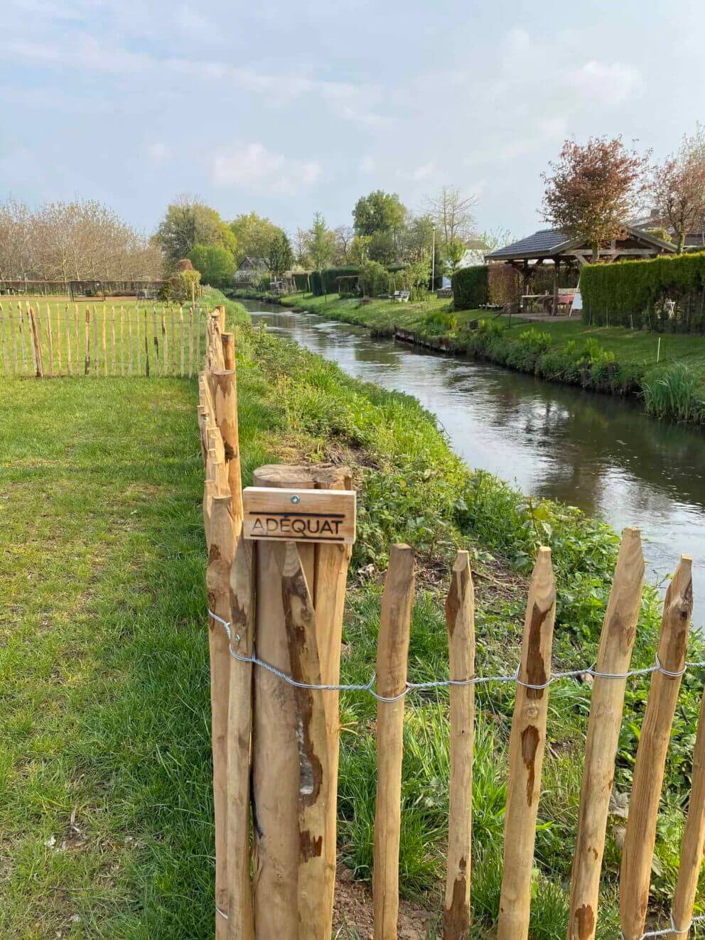 Clôture ganivielle française en bois de châtaignier de 80 cm de hauteur et avec un espacement de 6 cm. entre les lattes.