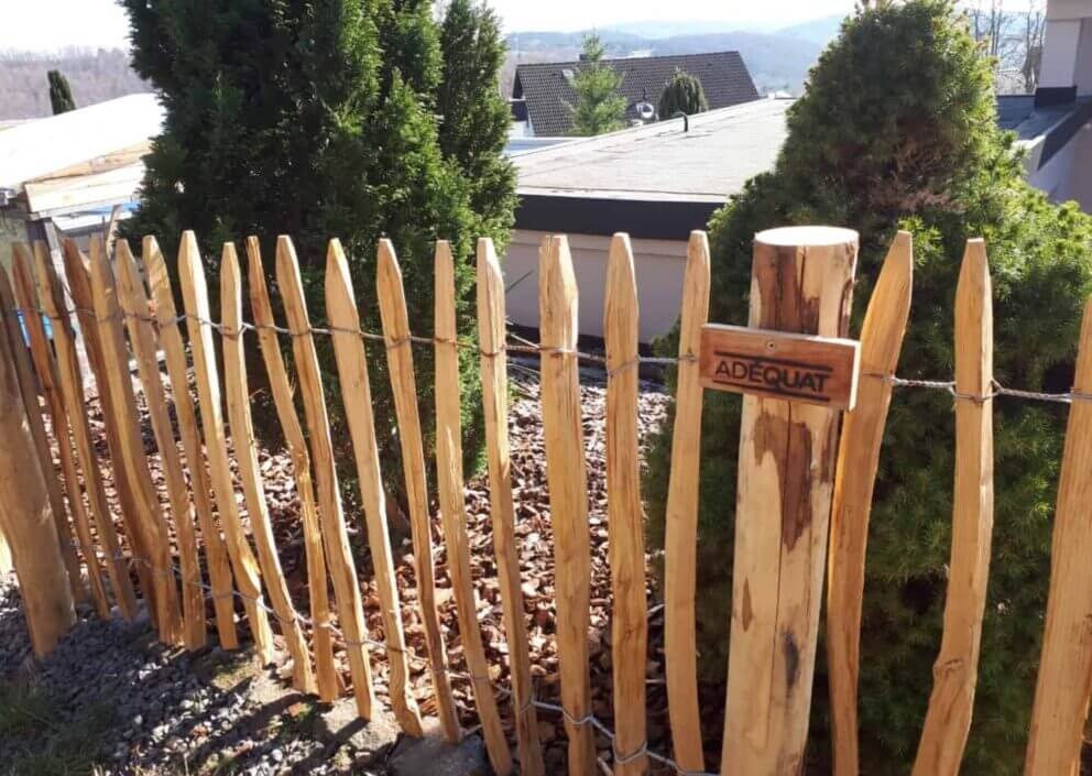 Clôture ganivielle française en bois de châtaignier de 80 cm de hauteur et avec un espacement de 4 cm. entre les lattes.