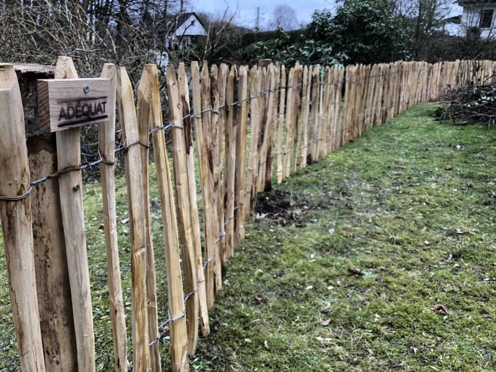 Clôture ganivielle française en bois de châtaignier de 80 cm de hauteur et avec un espacement de 6 cm. entre les lattes.