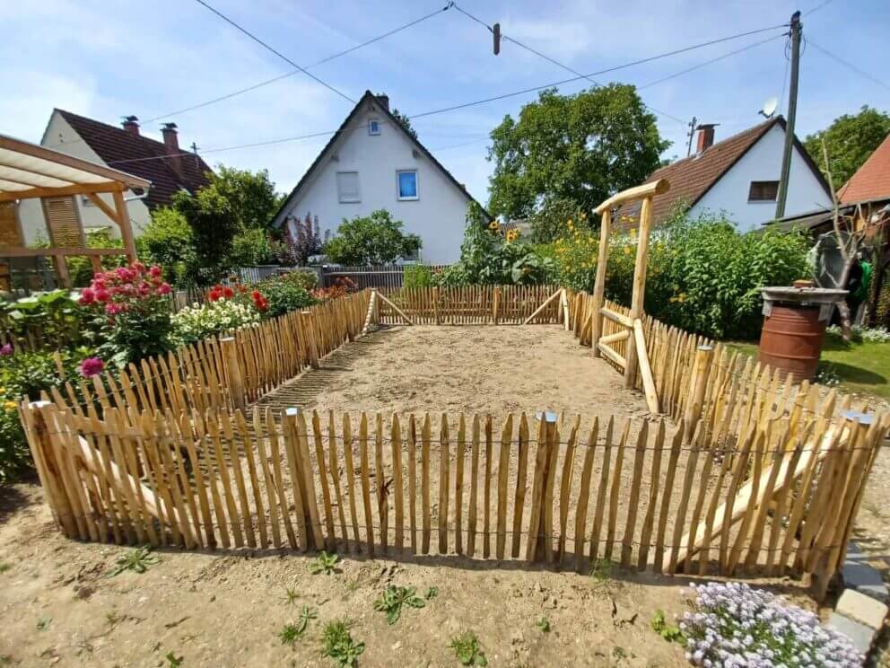 Clôture ganivielle française en bois de châtaignier de 80 cm de hauteur et avec un espacement de 4 cm. entre les lattes.