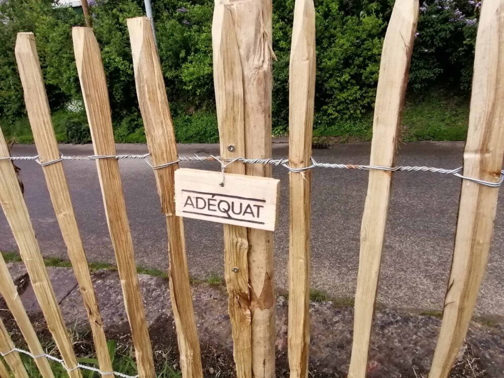 Clôture ganivielle française en bois de châtaignier de 80 cm de hauteur et avec un espacement de 6 cm. entre les lattes.