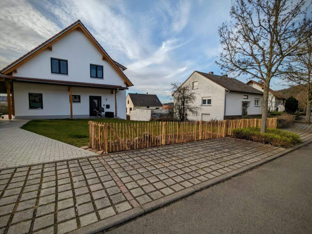 Clôture ganivielle française en bois de châtaignier de 80 cm de hauteur et avec un espacement de 6 cm. entre les lattes.