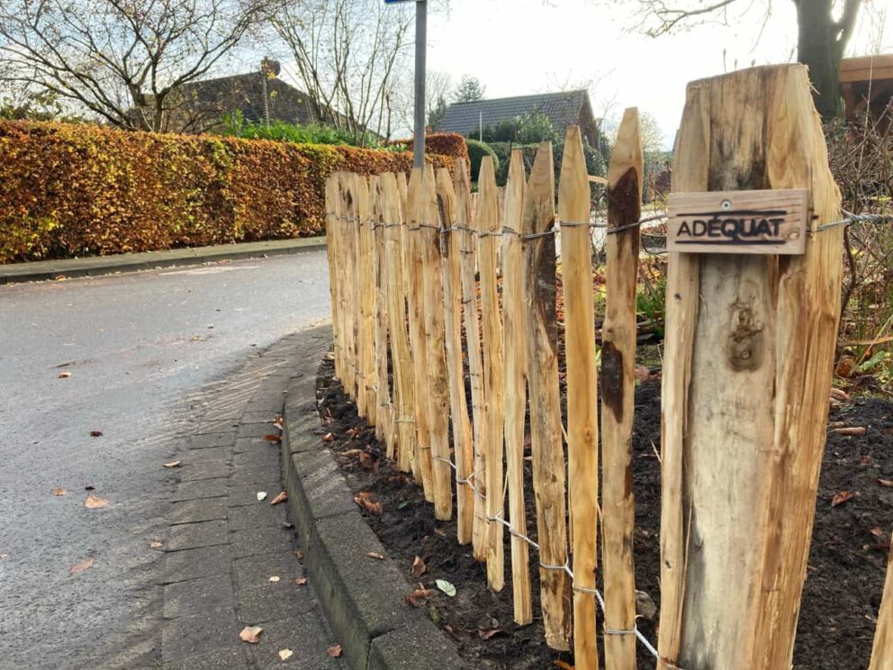 Clôture ganivielle française en bois de châtaignier de 80 cm de hauteur et avec un espacement de 6 cm. entre les lattes.