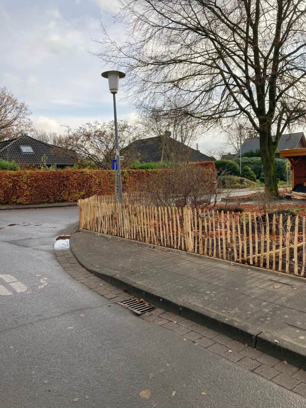 Clôture ganivielle française en bois de châtaignier de 80 cm de hauteur et avec un espacement de 6 cm. entre les lattes.