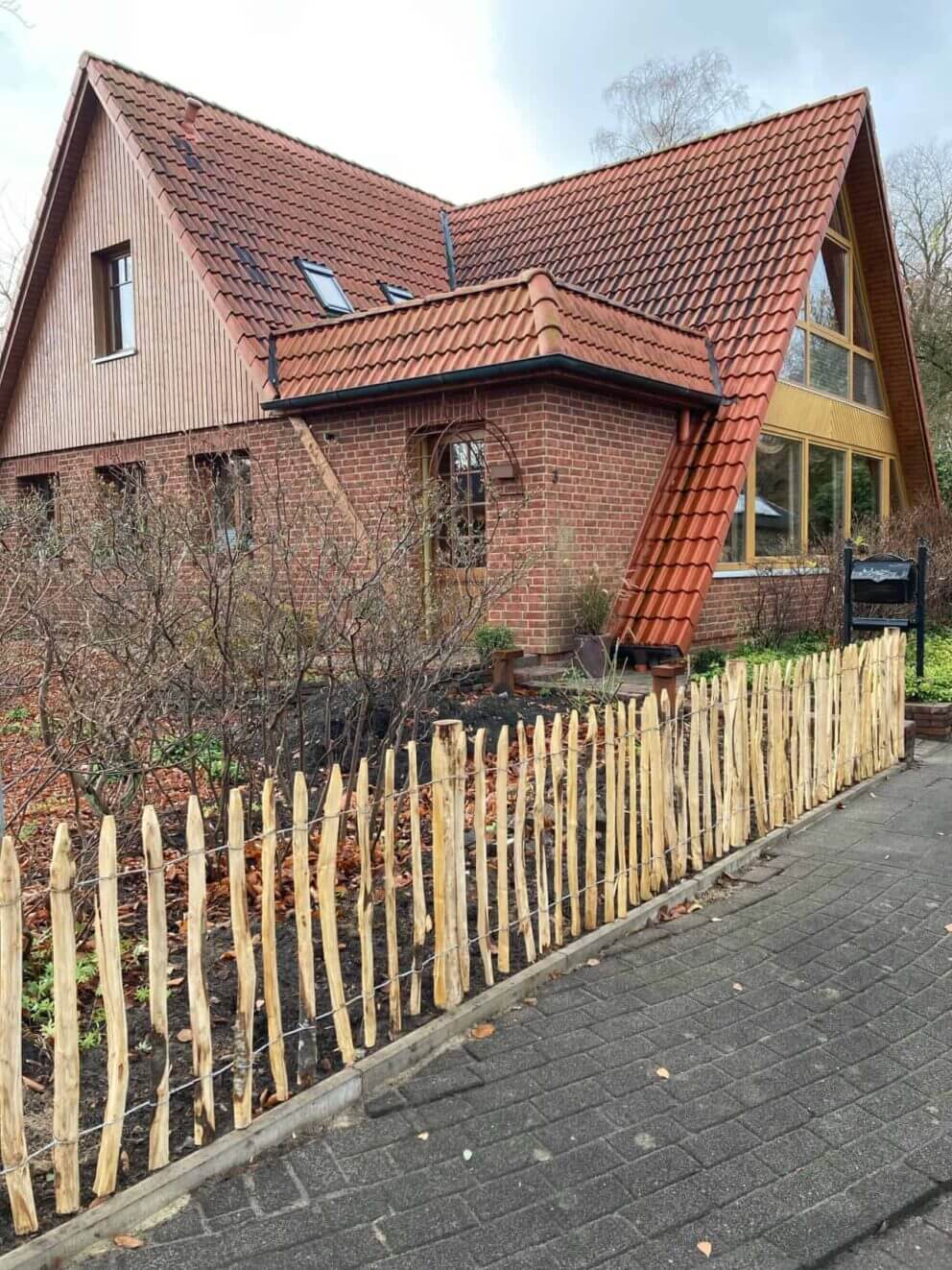 Clôture ganivielle française en bois de châtaignier de 80 cm de hauteur et avec un espacement de 6 cm. entre les lattes.