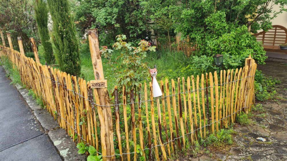 Clôture ganivielle française en bois de châtaignier de 80 cm de hauteur et avec un espacement de 4 cm. entre les lattes.