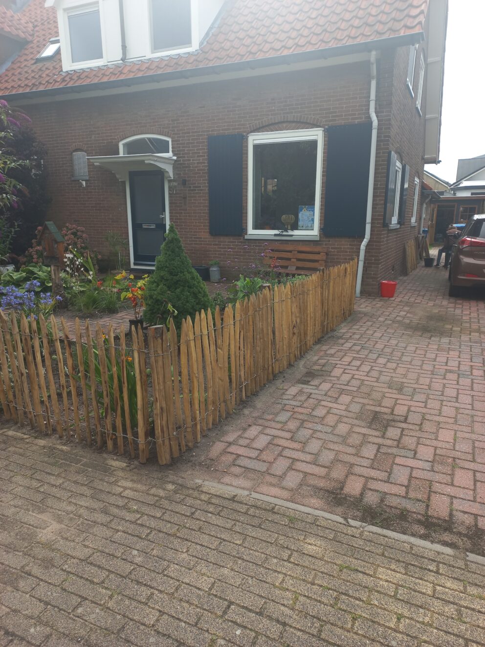 Clôture ganivielle française en bois de châtaignier de 80 cm de hauteur et avec un espacement de 4 cm. entre les lattes.