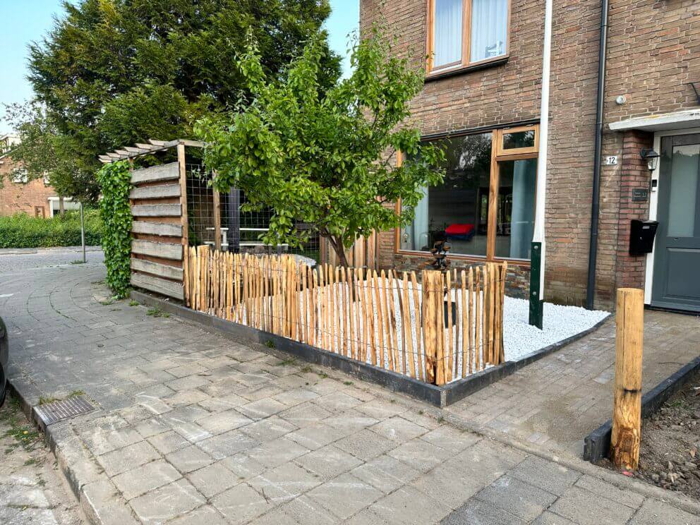 Clôture ganivielle française en bois de châtaignier de 80 cm de hauteur et avec un espacement de 4 cm. entre les lattes.